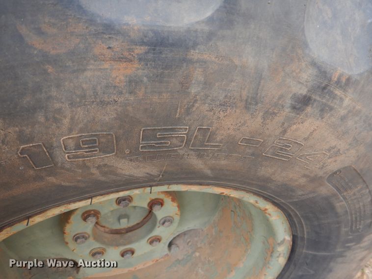 image for item KQ9611 1976 John Deere 410  backhoe