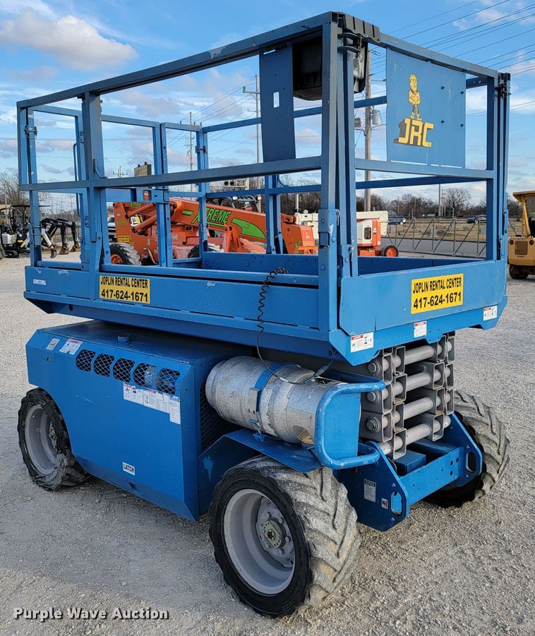 image for item KN9578 2006 Genie 2668 RT  scissor lift