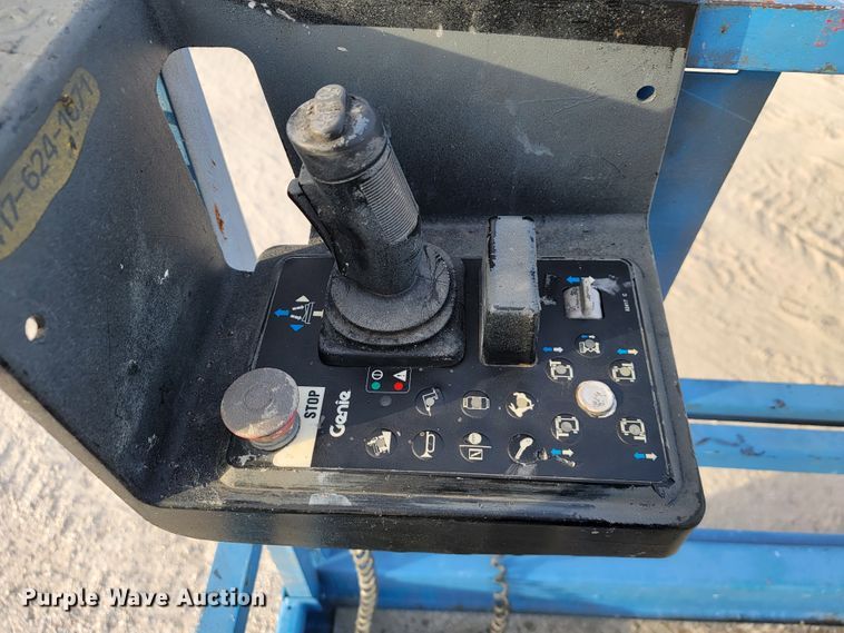 image for item KN9578 2006 Genie 2668 RT  scissor lift