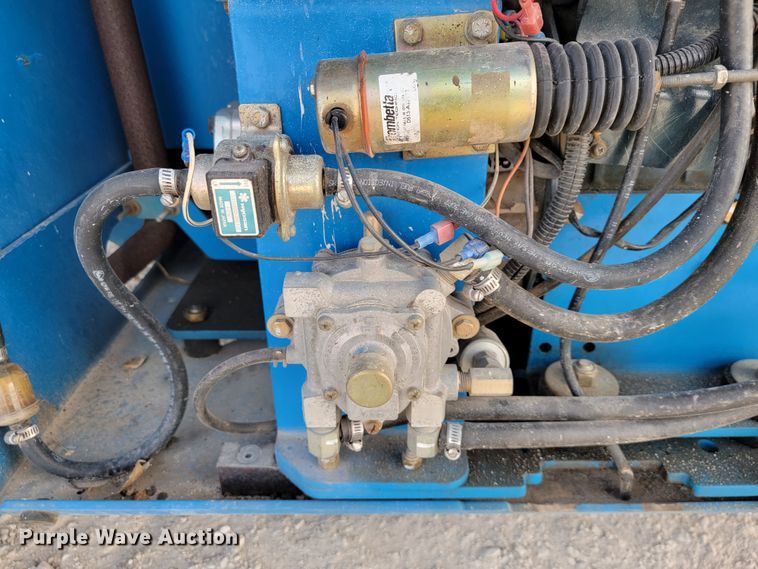 image for item KN9578 2006 Genie 2668 RT  scissor lift