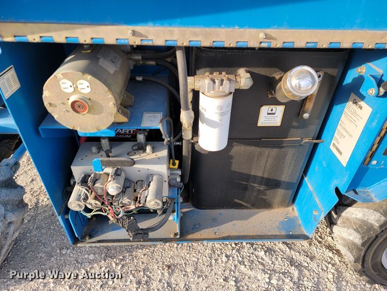 image for item KN9578 2006 Genie 2668 RT  scissor lift