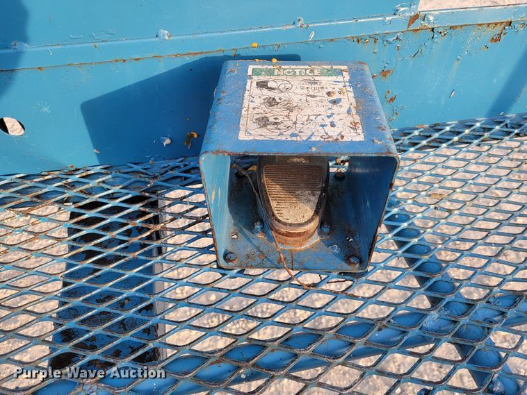 image for item KN9626 2001 Genie S-60  boom lift