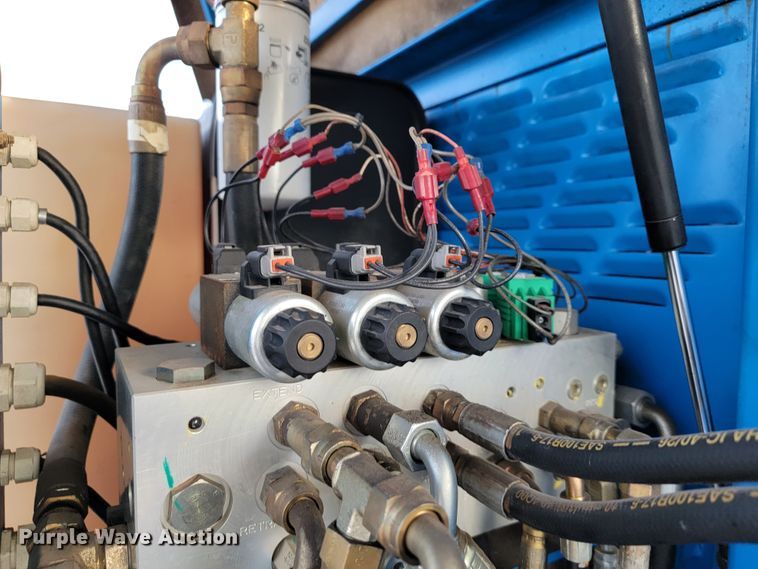 image for item KN9626 2001 Genie S-60  boom lift