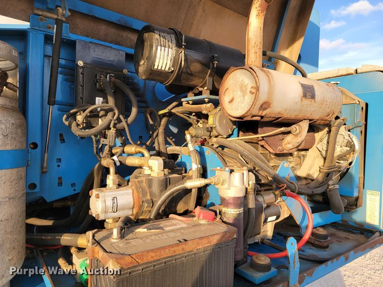 image for item KN9626 2001 Genie S-60  boom lift