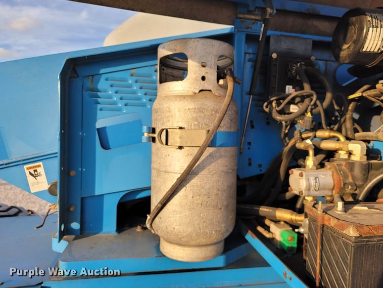 image for item KN9626 2001 Genie S-60  boom lift