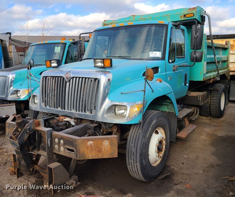 image for item DN2584 2004 International 7300  dump truck