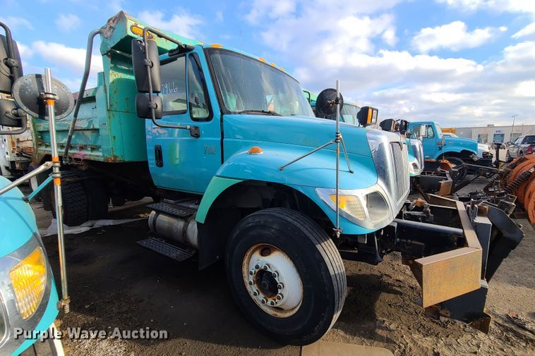 image for item DN2584 2004 International 7300  dump truck