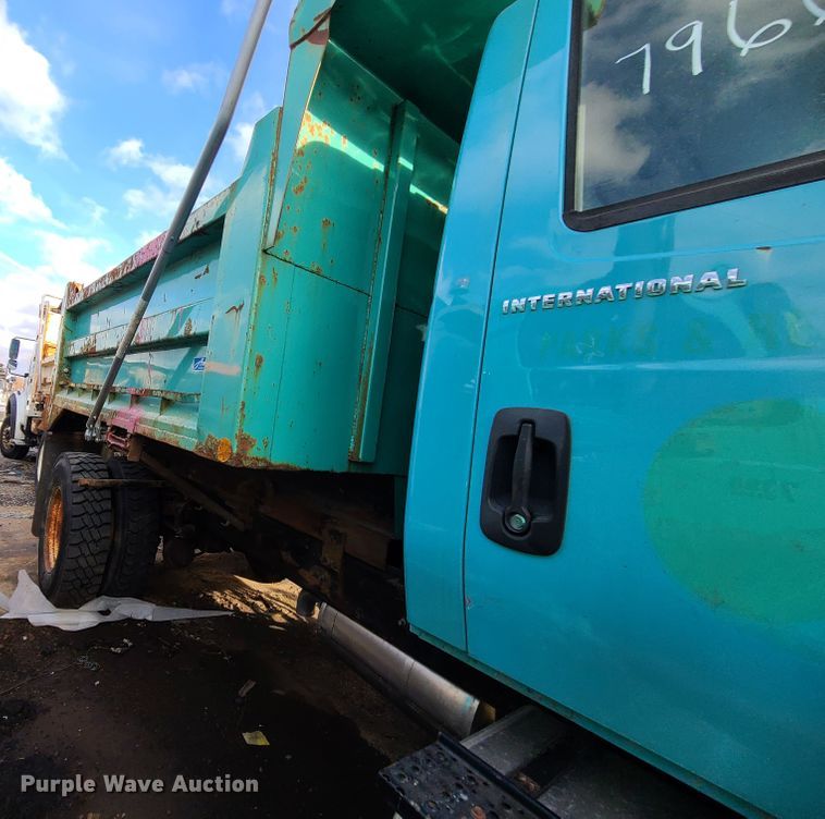 image for item DN2584 2004 International 7300  dump truck