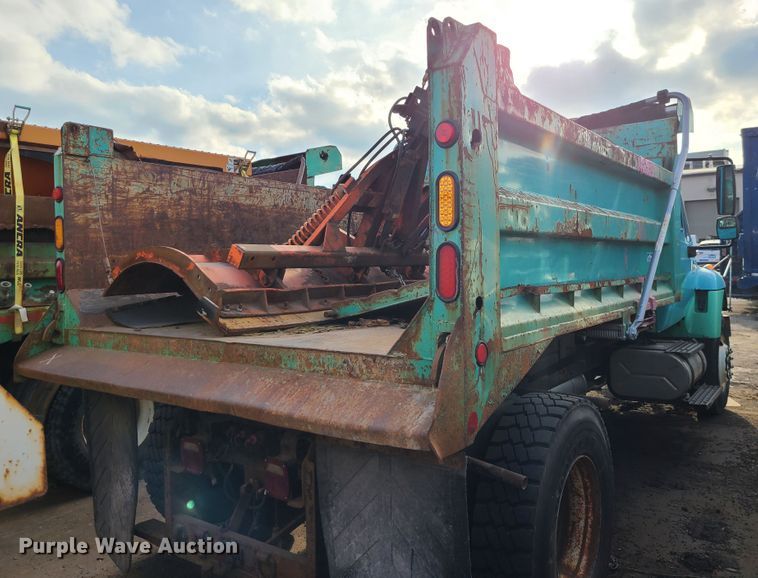 image for item DN2584 2004 International 7300  dump truck