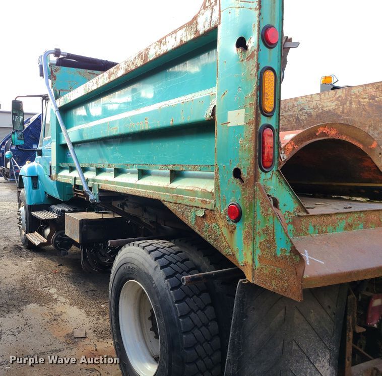 image for item DN2584 2004 International 7300  dump truck
