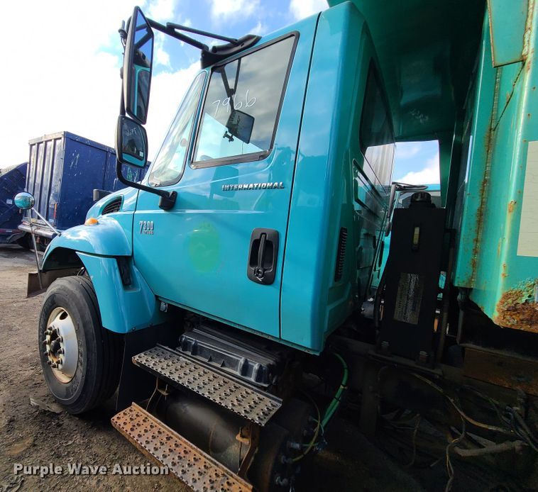 image for item DN2584 2004 International 7300  dump truck