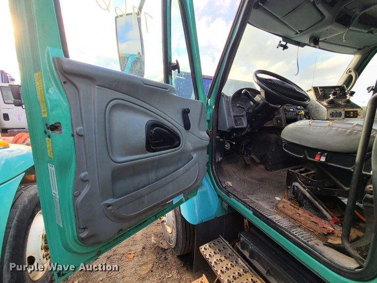 image for item DN2584 2004 International 7300  dump truck