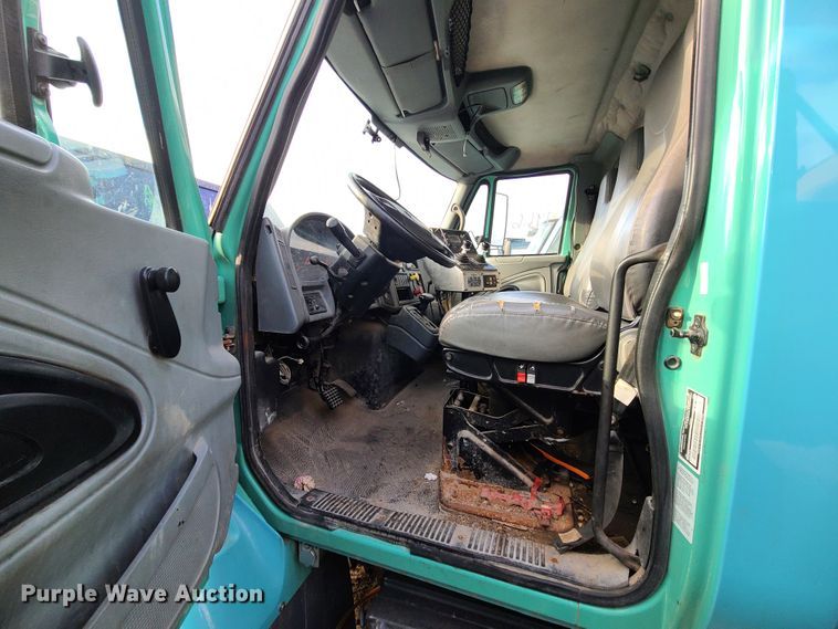 image for item DN2584 2004 International 7300  dump truck