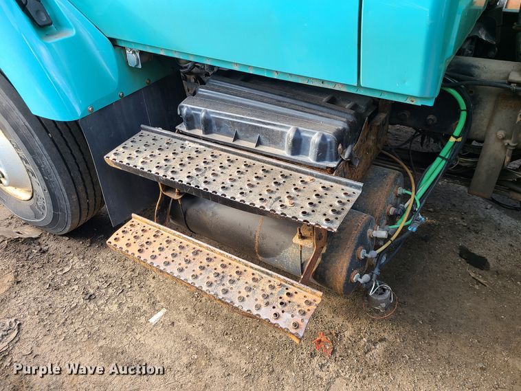 image for item DN2584 2004 International 7300  dump truck