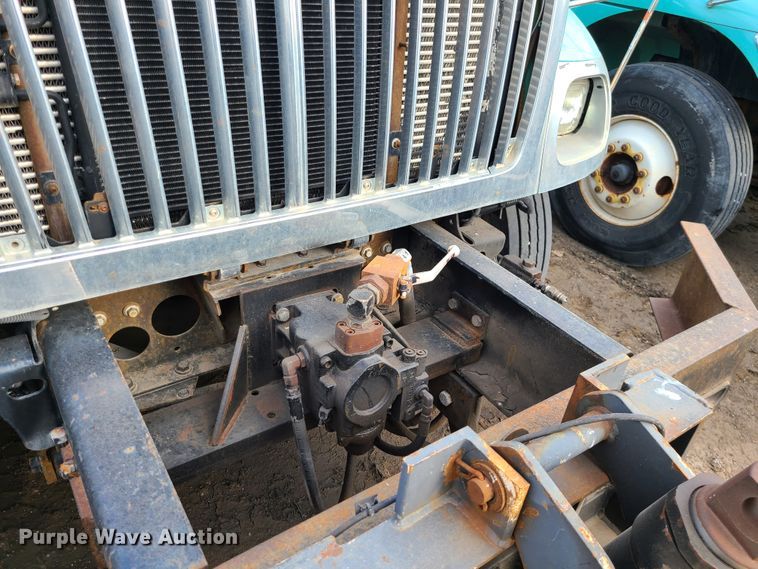 image for item DN2584 2004 International 7300  dump truck