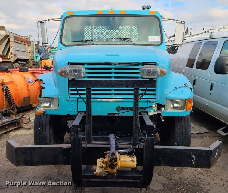 image for item DN2586 2001 International 4900  dump flatbed truck