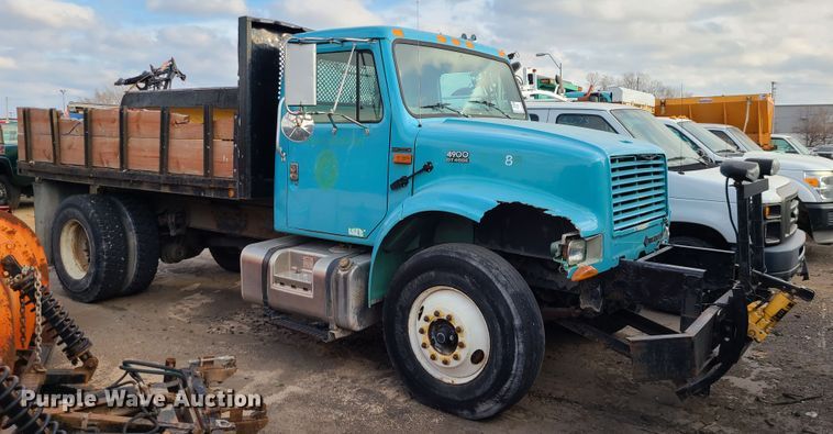 image for item DN2586 2001 International 4900  dump flatbed truck