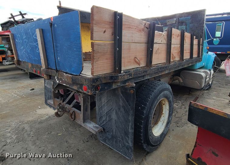 image for item DN2586 2001 International 4900  dump flatbed truck