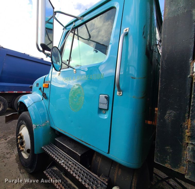 image for item DN2586 2001 International 4900  dump flatbed truck