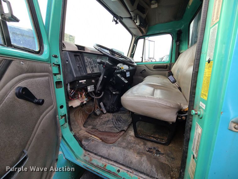 image for item DN2586 2001 International 4900  dump flatbed truck