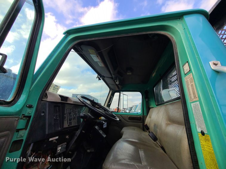 image for item DN2586 2001 International 4900  dump flatbed truck