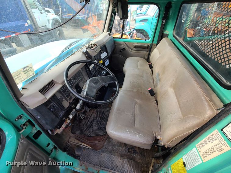 image for item DN2586 2001 International 4900  dump flatbed truck