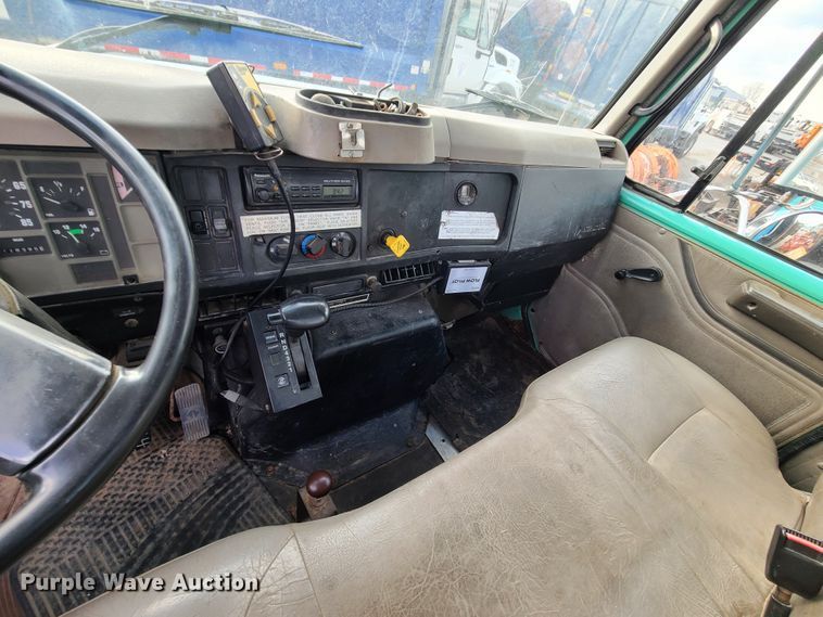 image for item DN2586 2001 International 4900  dump flatbed truck