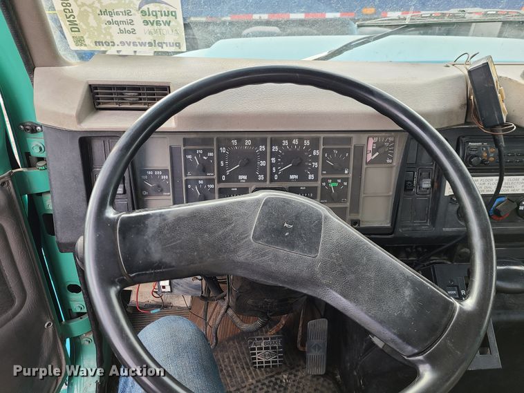 image for item DN2586 2001 International 4900  dump flatbed truck