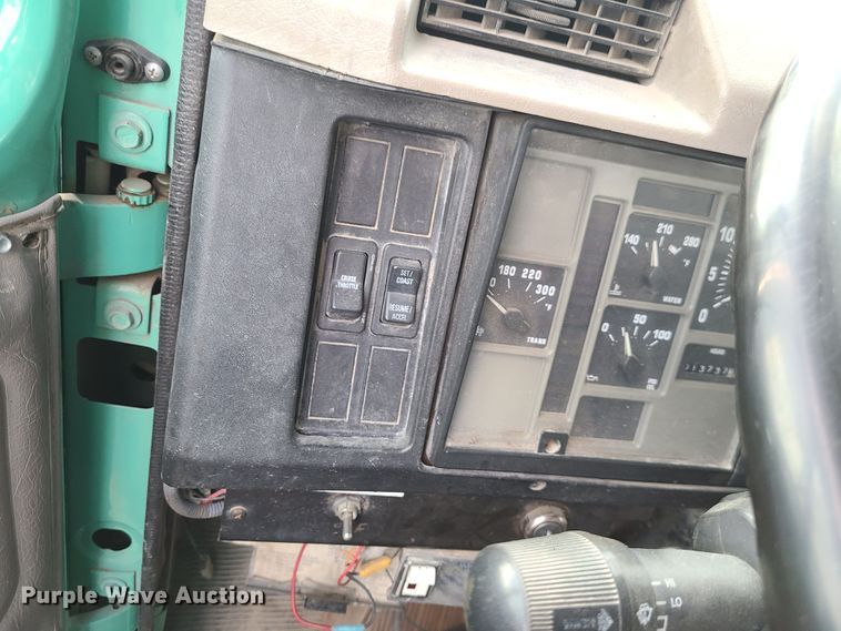 image for item DN2586 2001 International 4900  dump flatbed truck