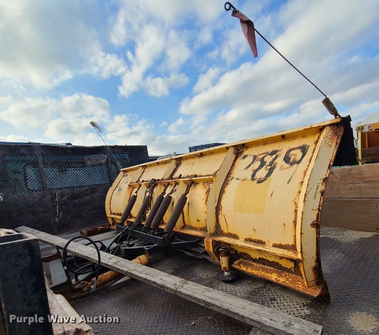 image for item DN2586 2001 International 4900  dump flatbed truck