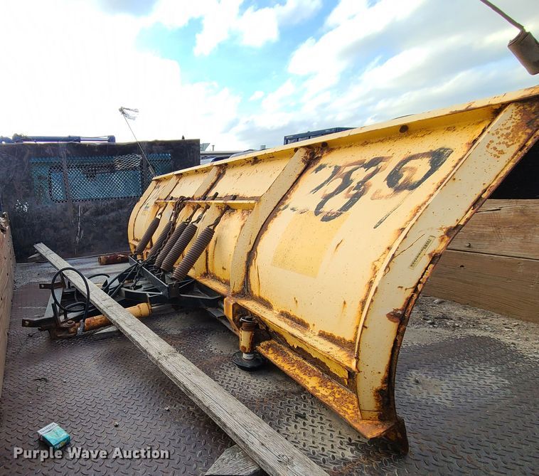 image for item DN2586 2001 International 4900  dump flatbed truck