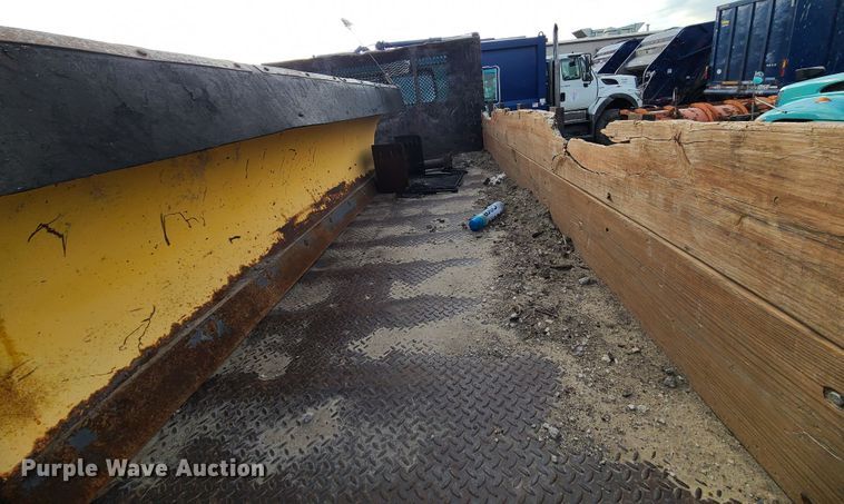 image for item DN2586 2001 International 4900  dump flatbed truck