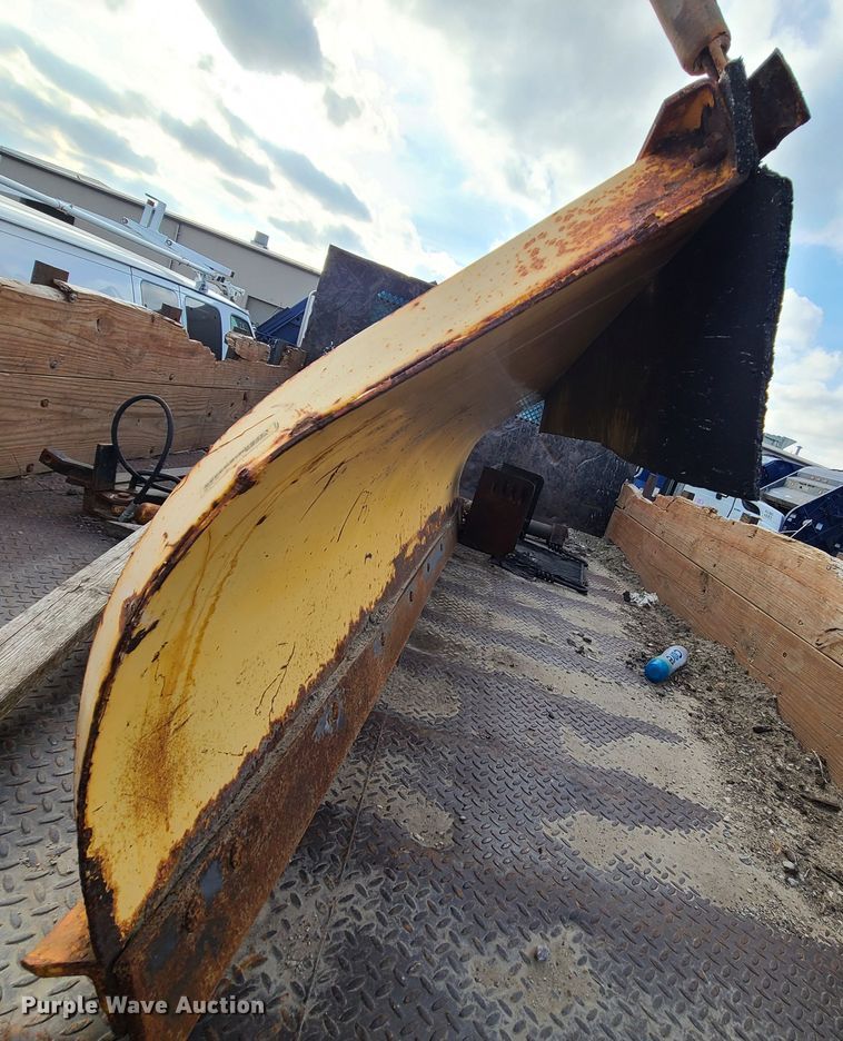 image for item DN2586 2001 International 4900  dump flatbed truck