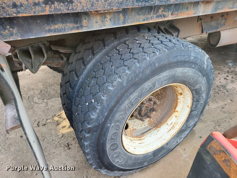 image for item DN2586 2001 International 4900  dump flatbed truck