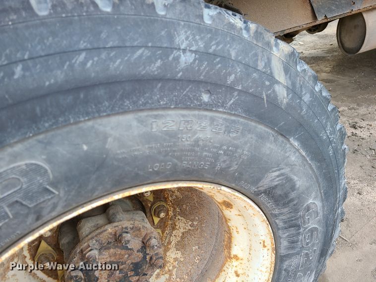 image for item DN2586 2001 International 4900  dump flatbed truck