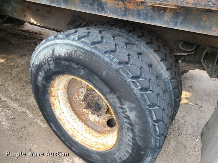 image for item DN2586 2001 International 4900  dump flatbed truck