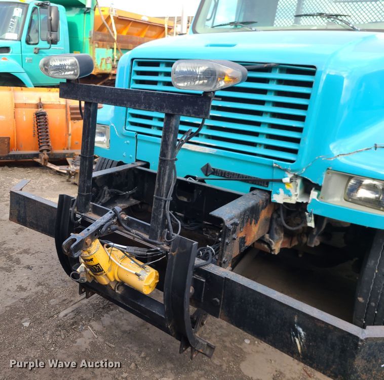 image for item DN2586 2001 International 4900  dump flatbed truck