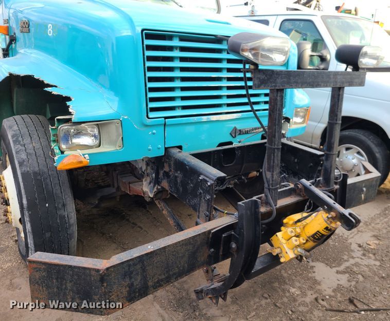 image for item DN2586 2001 International 4900  dump flatbed truck