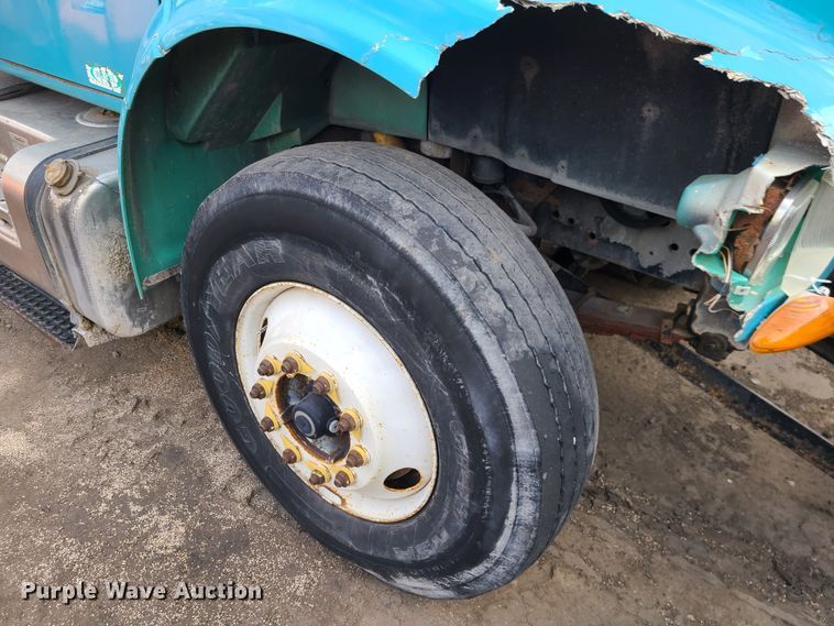 image for item DN2586 2001 International 4900  dump flatbed truck