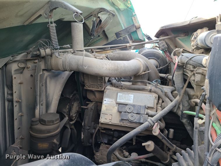 image for item DN2586 2001 International 4900  dump flatbed truck