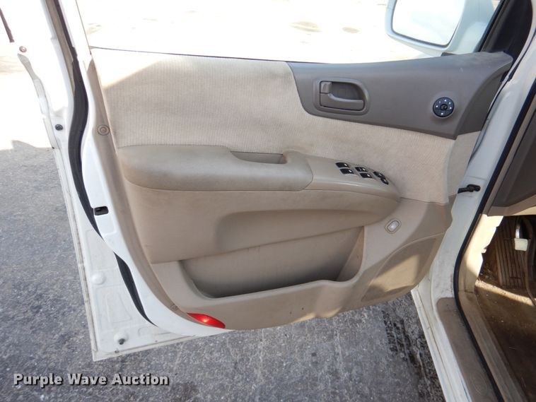 image for item DN2595 2006 Kia Sedona  van