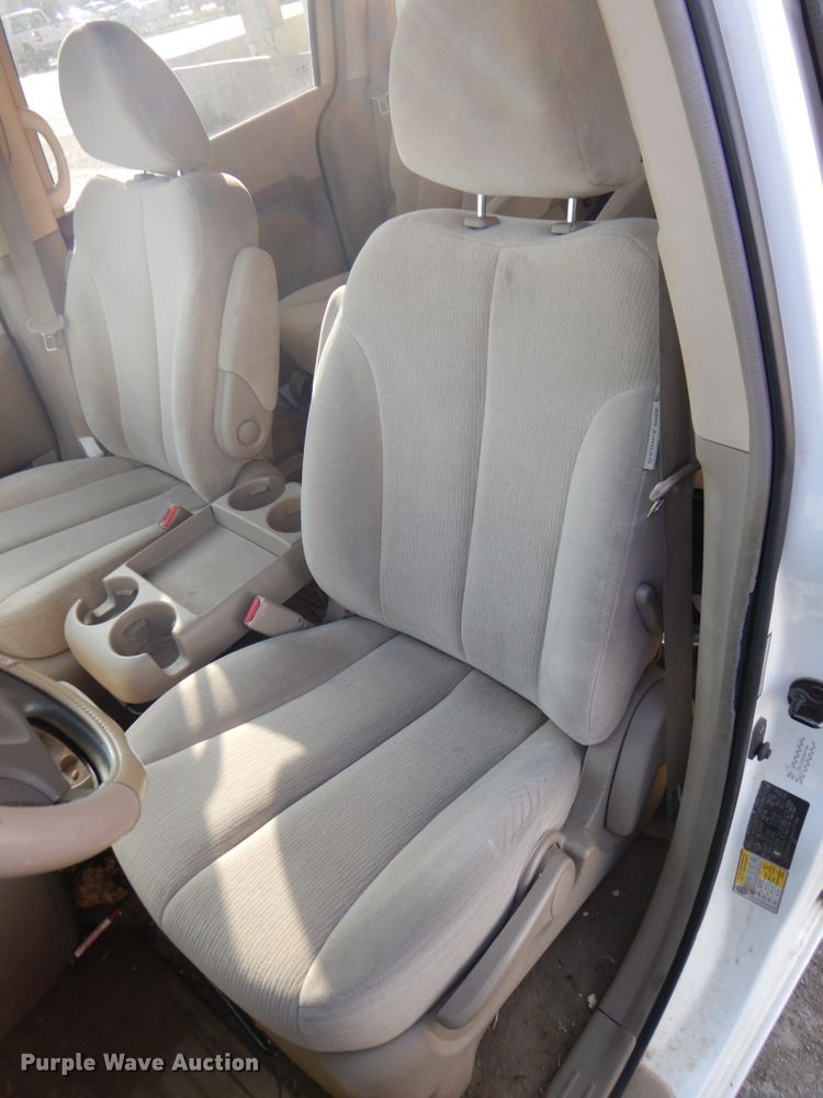 image for item DN2595 2006 Kia Sedona  van