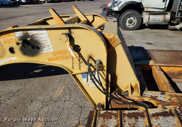 image for item DN2596 2000 Fontaine TB35NGB  lowboy equipment trailer