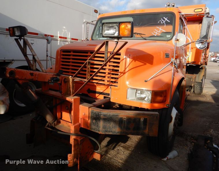 image for item DN2604 1999 International 4900  dump truck