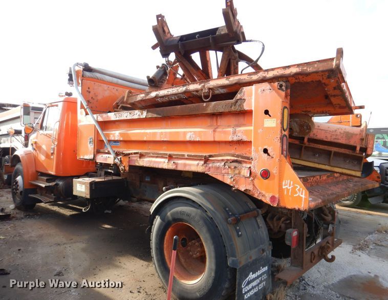 image for item DN2604 1999 International 4900  dump truck