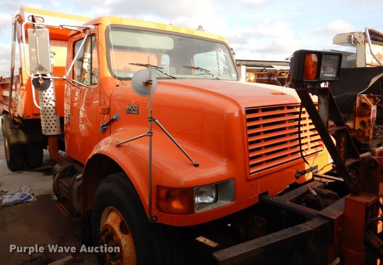 image for item DN2604 1999 International 4900  dump truck