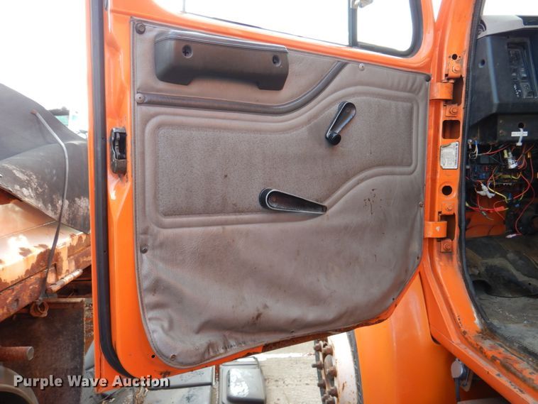 image for item DN2604 1999 International 4900  dump truck