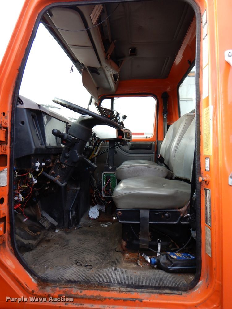 image for item DN2604 1999 International 4900  dump truck