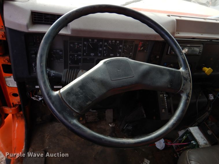 image for item DN2604 1999 International 4900  dump truck