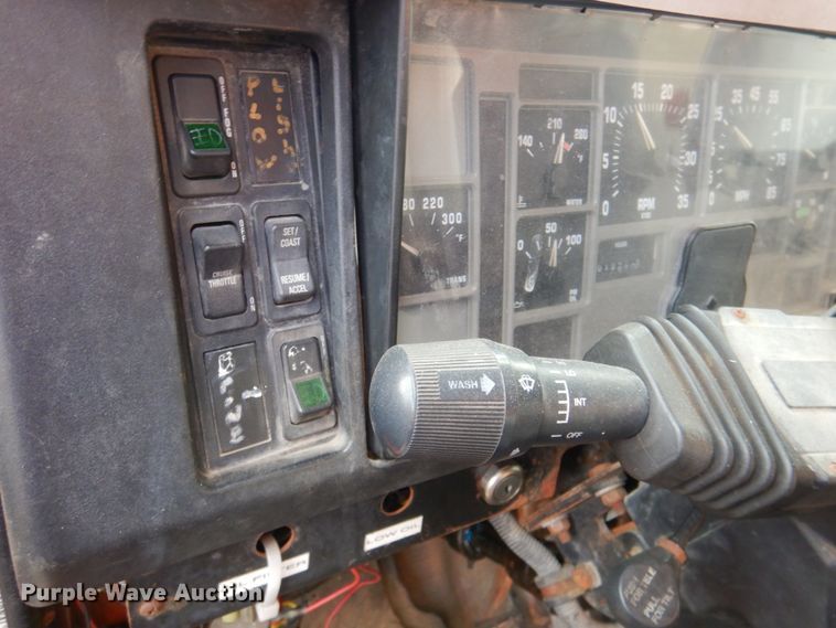 image for item DN2604 1999 International 4900  dump truck